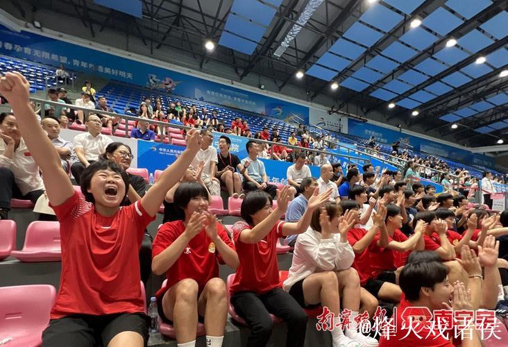 静默赛场 温情守护